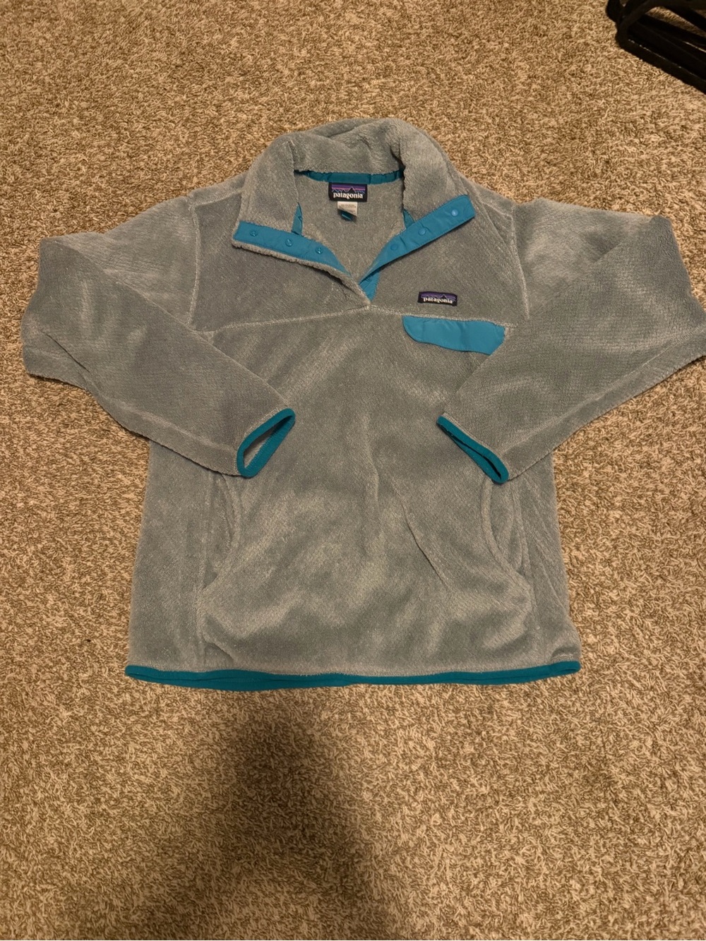 Patagonia Women’s Light Gray Fleece Pullover with Teal Trim